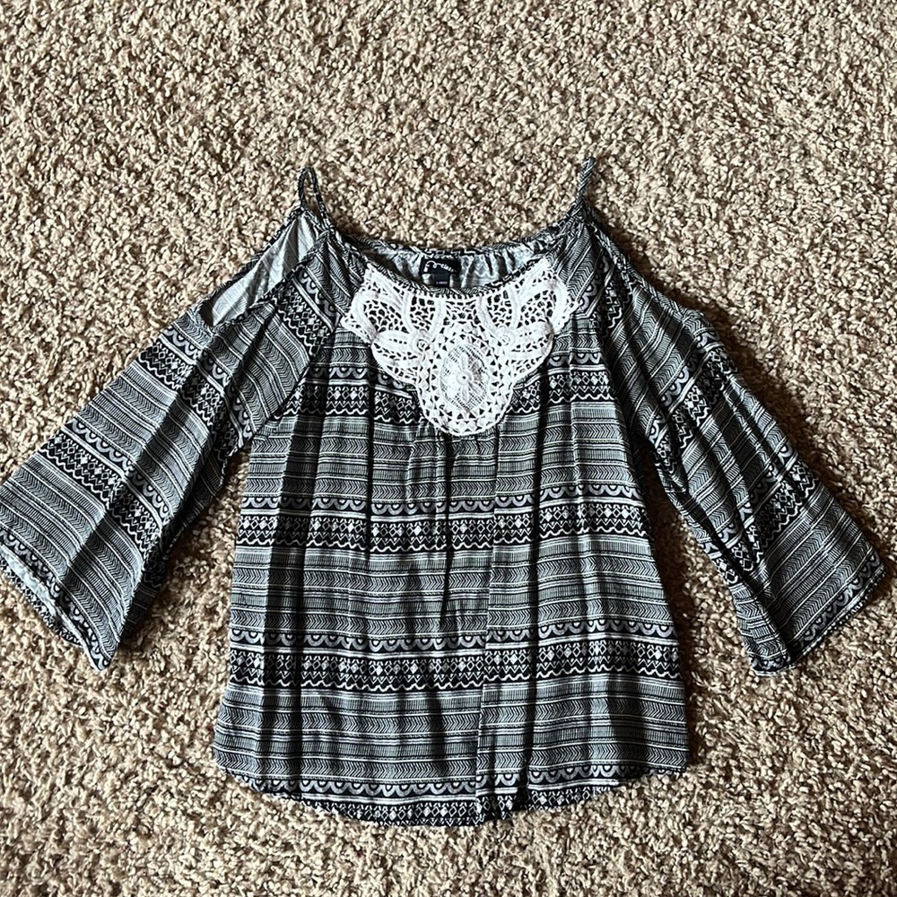 Art class off the shoulder sleeve top, great condition